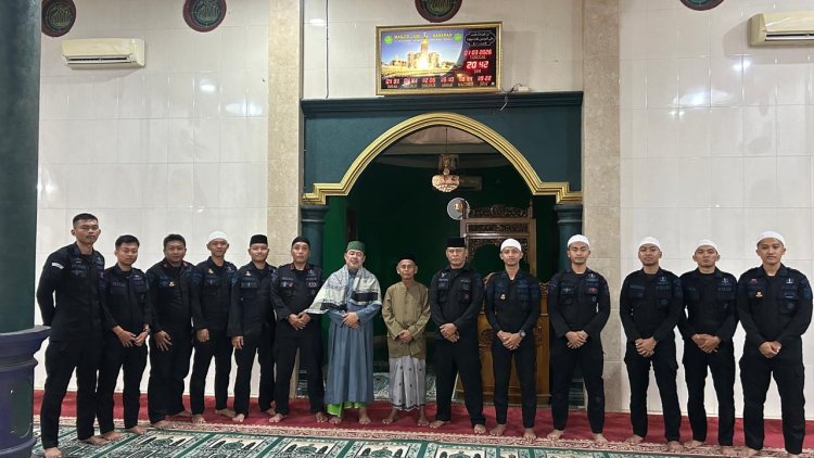 *Kompi 3 Batalyon D Pelopor Melaksanakan Taraweh Keliling di Masjid Jami Al-Hasanah*