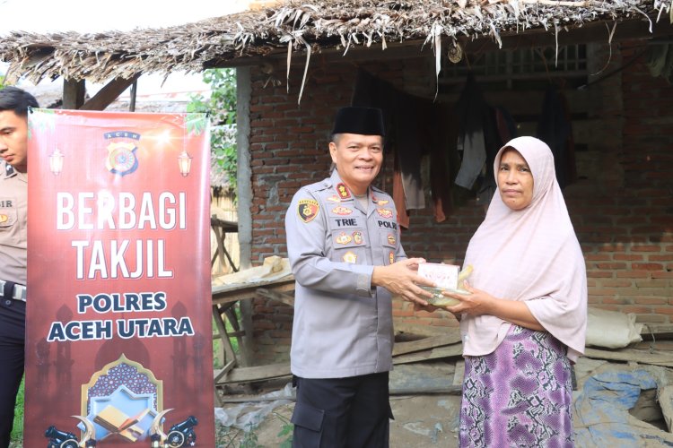 Humanis dan Peduli, Polres Aceh Utara Bagikan Takjil Secara Door to Door
