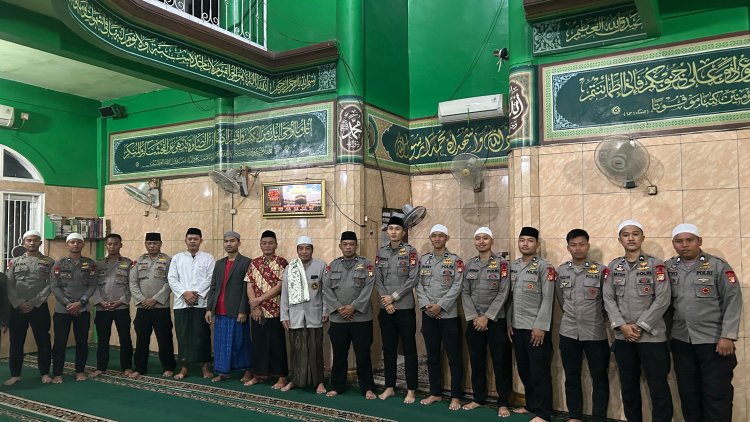 Personel Batalyon D Pelopor Laksanakan Sholat Tarawih Keliling di Masjid Sirojul Karomah