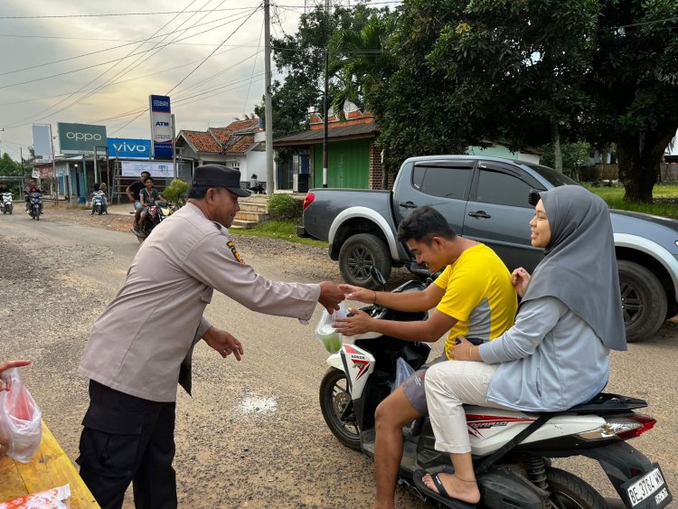 Polsek Pakuan Ratu Berbagi Takjil Jelang Buka Puasa di Depan Mako   
