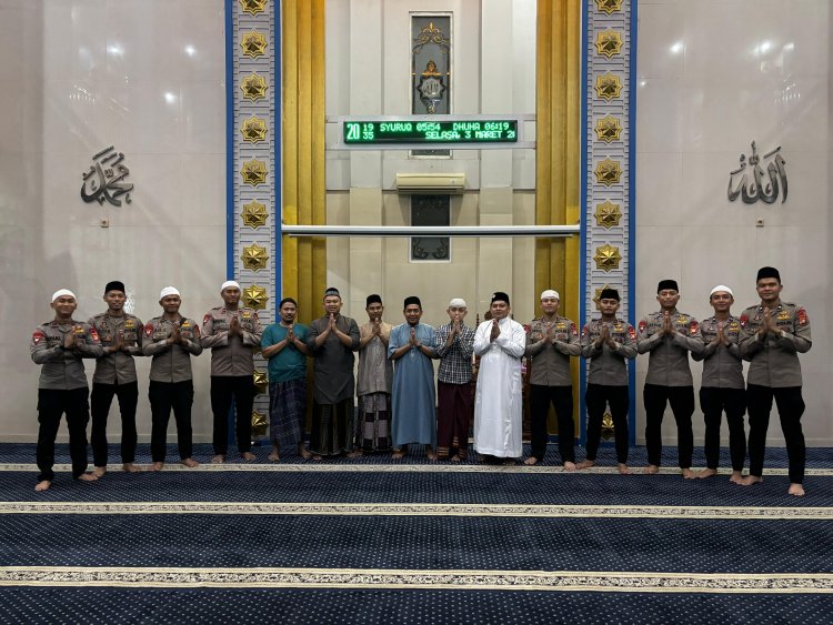 Personel Batalyon D Pelopor Laksanakan Tarawih Keliling di Masjid Baiturrahman PDAM Tirta Bhagasasi