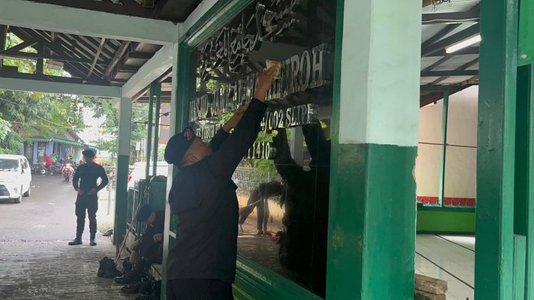 Gegana Brimob PMJ Bersihkan Masjid Al-Magfiroh di Slipi, Wujud Kepedulian Jaga Lingkungan