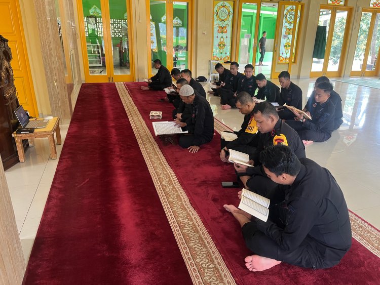 *Personel Batalyon D Pelopor Laksanakan Tadarus Al-Qur’an di Masjid Al-Amin*