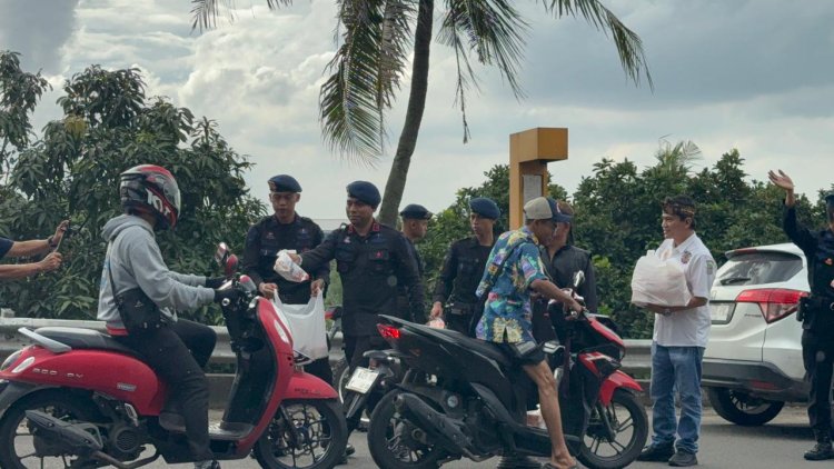 *Batalyon D Pelopor Satbrimob Polda Metro Jaya Bersama Aliansi Ormas Bekasi Bagikan Takjil di Cikarang Pusat*
