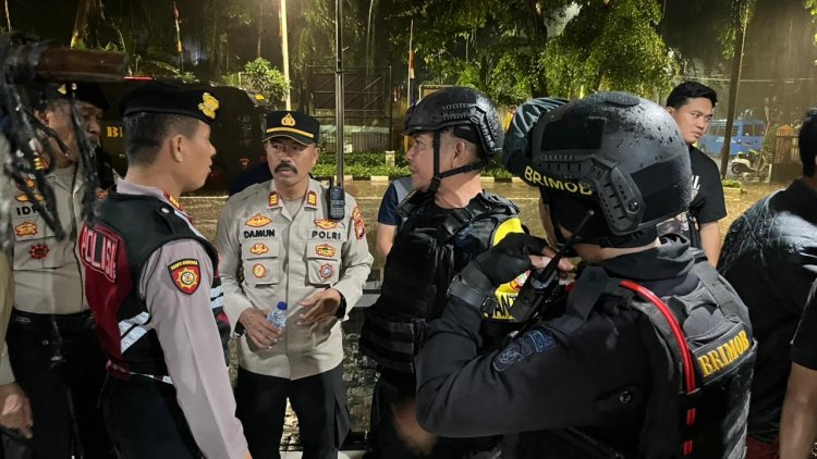 *Jaga Kamtibmas di Tengah Hujan, Brimob Batalyon D Pelopor Pertebal Keamanan Wilayah Jakarta Utara*