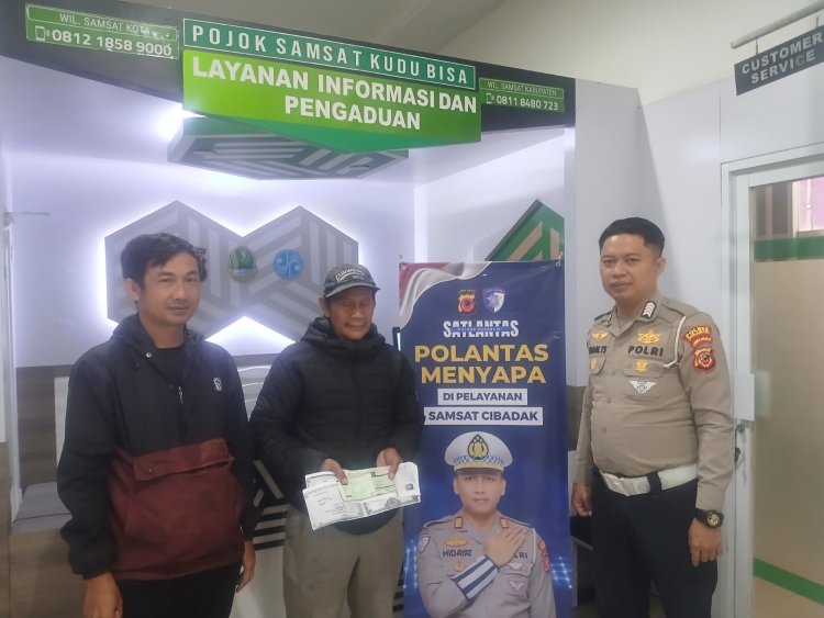 ‎Polantas Menyapa : Langkah Polres Sukabumi Bangun Kepercayaan Publik Lewat Layanan Transparan di Samsat Cibadak dan Pelabuhan Ratu