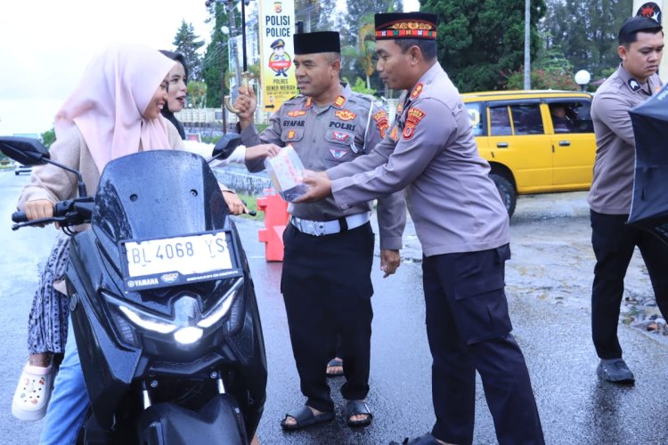 Polres Bener Meriah dan Bhayangkari Berbagi Takjil untuk Pengendara di Bulan Ramadhan