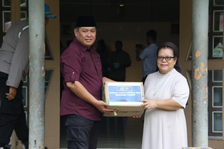 Satgas Ops Damai Cartenz Salurkan Bantuan Sosial, Hangatkan Hati Santri dan Anak Panti di Jayapura