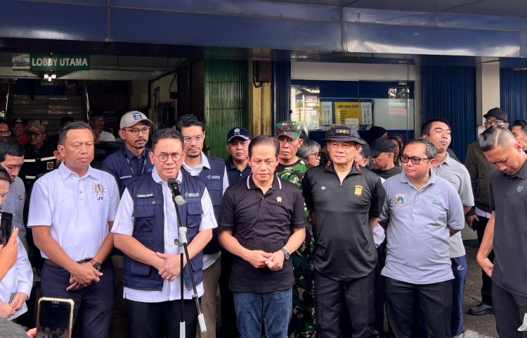 DUKUNG GERAKAN ASRI PRESIDEN PRABOWO, KAPOLDA METRO JAYA DAN PARA MENTERI TURUN GUNUNG BERSIHKAN PASAR KRAMAT JATI