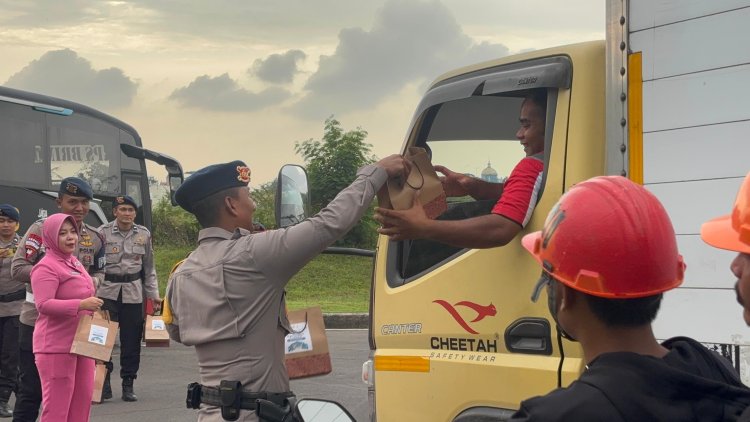 Personel Kompi 2 Batalyon D Pelopor Bersama Bhayangkari Bagikan Takjil kepada Masyarakat di Deltamas