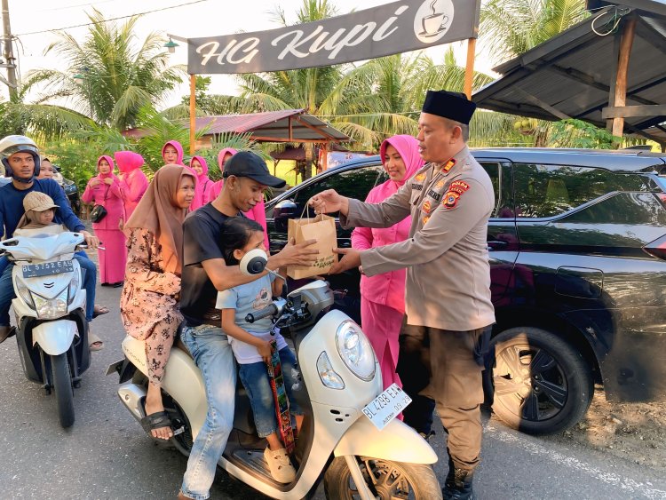 Sat Resnarkoba Polres Aceh Barat Bersama Bhayangkari Bagikan Takjil kepada Pengendara