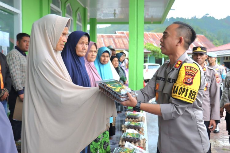 Jumat Berkah Ramadhan, Polres Aceh Tengah Salurkan Sembako untuk Warga Kayu Kul