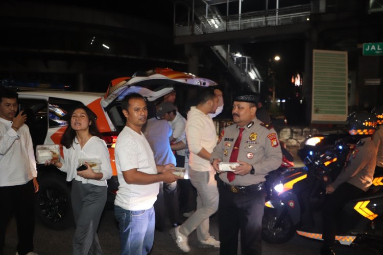 ‎Kegiatan Ramadhan Berkah Ditpamobvit Polda Metro Jaya Berbagi Makan Sahur Bersama Masyarakat Pecinta Polri