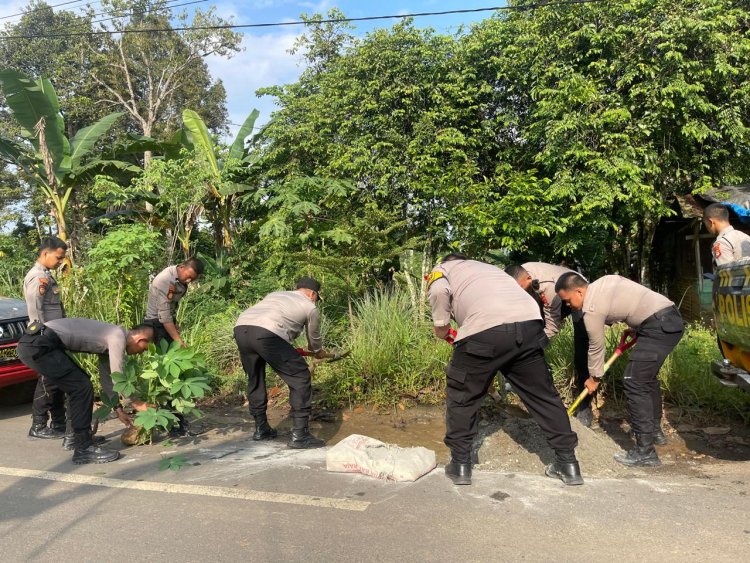 Peduli Keselamatan, Polres Way Kanan Perbaiki Jalan Berlubang Jelang Idul Fitri 1447 H