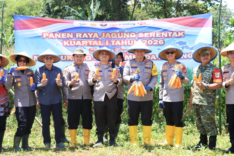 Kapolres Bekasi Kota Pimpin Panen Raya Jagung di Jatiasih
