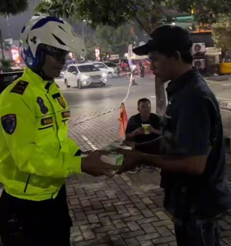 ‎Mempererat Kepedulian : Operasi Ketupat Lodaya 2026, Satlantas Polres Karawang Berbagi Santapan Sahur