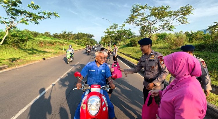 Anggota Batalyon D Pelopor Bersama Bhayangkari Bagikan Takjil Gratis di Deltamas