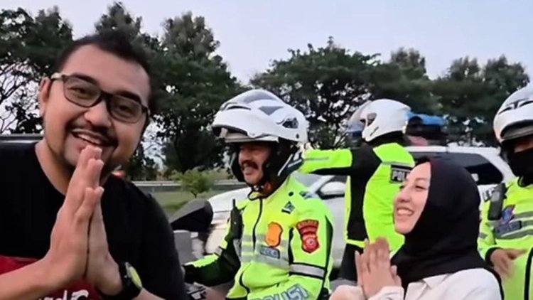 ‎Tertinggal di Rest Area, Pemudik Asal Indramayu Diselamatkan Polisi dan Diantar Susul Keluarga
