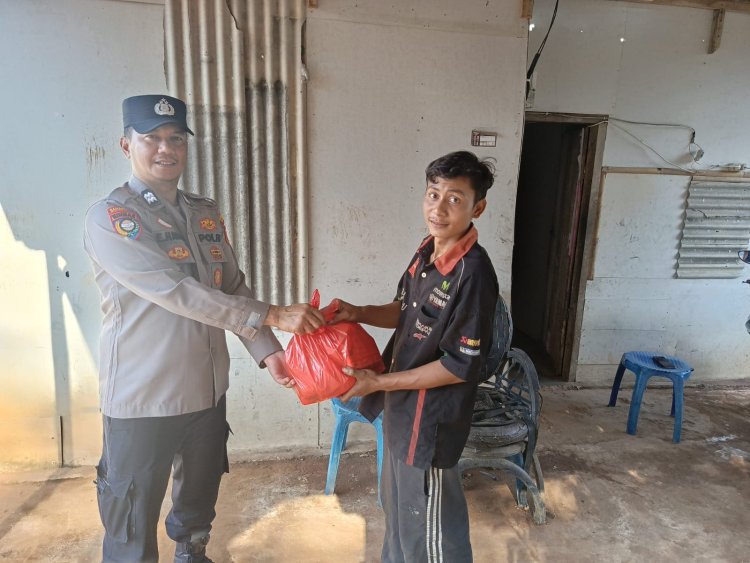 Ramadhan Penuh Berkah, Polsek Umpu Semenguk Salurkan Bansos untuk Warga