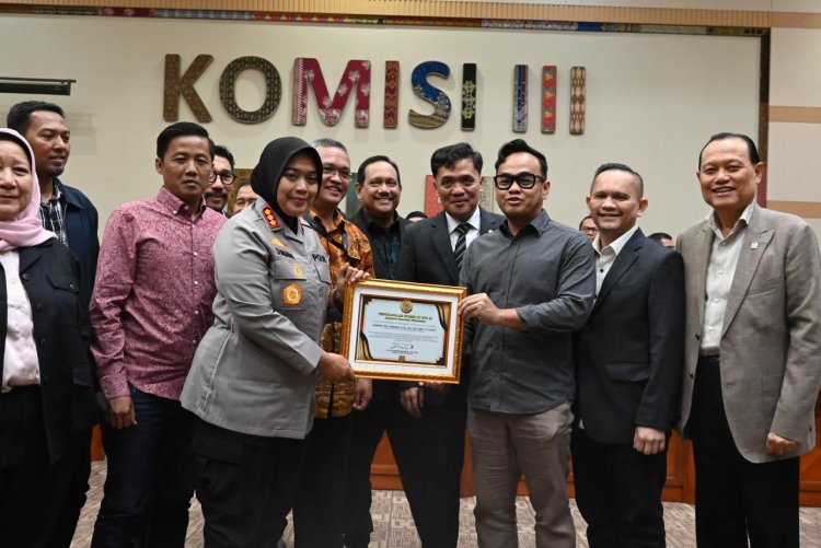 ‎Komisi III DPR RI Beri Penghargaan ke Kapolres Metro Bekasi atas keberhasilan mengawal konflik Antara Warga Dengan Pengembang Secara Damai