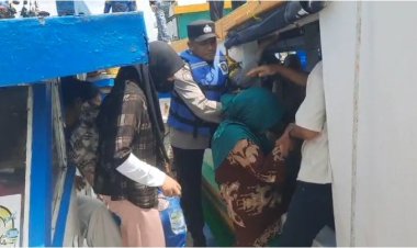 Aksi Cepat Polisi Evakuasi 54 Penumpang KM Ansori Mati Mesin di Perairan Kepulauan Seribu, Semua Selamat
