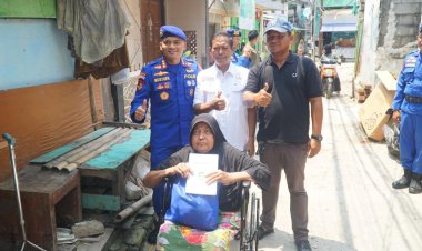Ditpolairud Polda Metro Jaya Salurkan Bantuan Kursi Roda kepada Warga Pesisir di Muara Angke