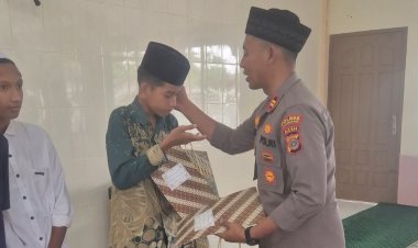Melalui Mimbar Jumat, Kapolsek Syamtalira Bayu Salurkan Sampaikan Imbauan Kamtibmas dan Santuni Anak Yatim