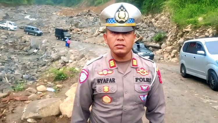 Kasat Lantas Polres Bener Meriah Turun Tangan Atur Arus di Kawasan Banjir Weh Porak