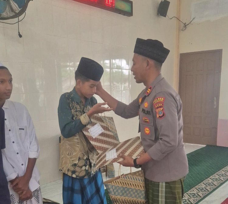 Melalui Mimbar Jumat, Kapolsek Syamtalira Bayu Salurkan Sampaikan Imbauan Kamtibmas dan Santuni Anak Yatim