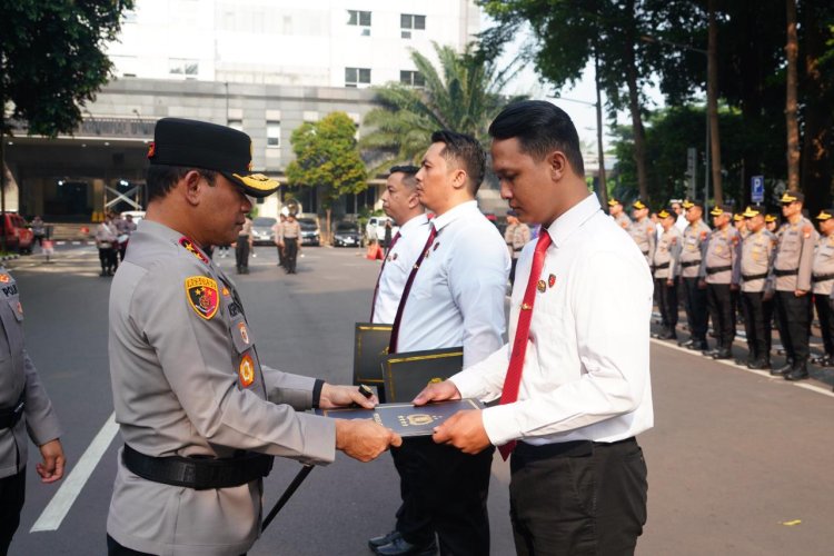 ‎Kapolda Metro Jaya Serahkan Pin Emas Kapolri kepada Personel Ditresnarkoba PMJ Pengungkap Sabu 516 Kg Jaringan Internasional