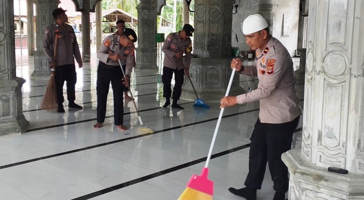 Kapolsek Idi Tunong Pimpin Aksi Bersih Masjid, Wujud Kepedulian Sosial Polri
