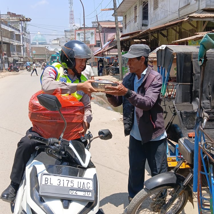 Humanis dan Peduli, Sat Lantas Aceh Tamiang Berbagi Jumat Berkah di Tengah Masyarakat