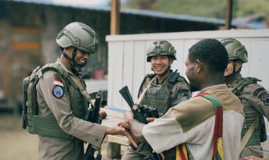 Satgas Operasi Damai Cartenz Laksanakan Patroli Humanis di Kiwirok, Perkuat Kedekatan dengan Warga