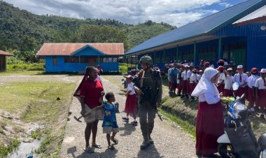 Satgas Ops Damai Cartenz Gelar Patroli Dialogis dan Sambang ke SDN Bale, Perkuat Kedekatan Humanis dengan Masyarakat