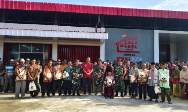 KODIM 0427/WAY KANAN ADAKAN KEGIATAN GERAKAN INDONESIA ASRI DI KAMPUNG UMPU KENCANA, DISERTAI PENYALURAN BANTUAN SOSIAL