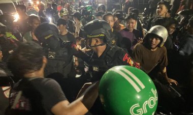 Patmob Kompi 2 Batalyon D Pelopor Amankan Pelaku Penjambretan Saat Patroli Kamtibmas di Bekasi Kota