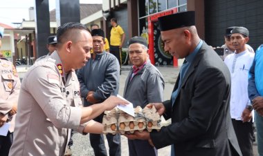 Jumat Berkah, Polres Aceh Tengah Beri Tali Asih kepada Penggali Kubur dan Pemandi Jenazah