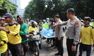 Jumat Peduli, Polda Metro Jaya Bagikan 350 Paket Sembako ke Ojol