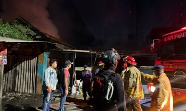 Saat Patroli Malam, Brimob PMJ Turut Evakuasi Kebakaran Bengkel di Bekasi