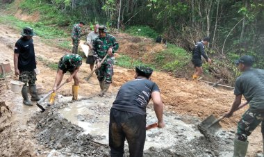 Satgas TMMD Aceh Tamiang Tak Kenal Lelah, Tetap Semangat Aduk Semen Di Bawah Terik Matahari