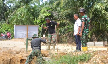 Dipantau Geuchik, Personel Satgas TMMD Kebut Pembangunan Gorong-Gorong
