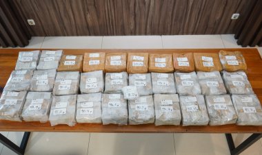 POLDA METRO JAYA MENGGAGALKAN PEREDARAN 32 KG SABU ASAL MALAYSIA