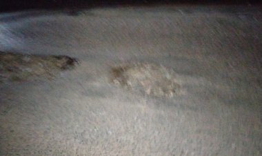 PERINGATAN: HATI-HATI! JALAN MENUJU PEMDA WAY KANAN KM 8 BANYAK LUBANG BAHAYAKAN PENGGUNA JALAN