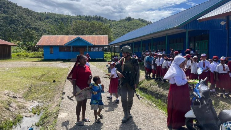 Satgas Ops Damai Cartenz Gelar Patroli Dialogis dan Sambang ke SDN Bale, Perkuat Kedekatan Humanis dengan Masyarakat
