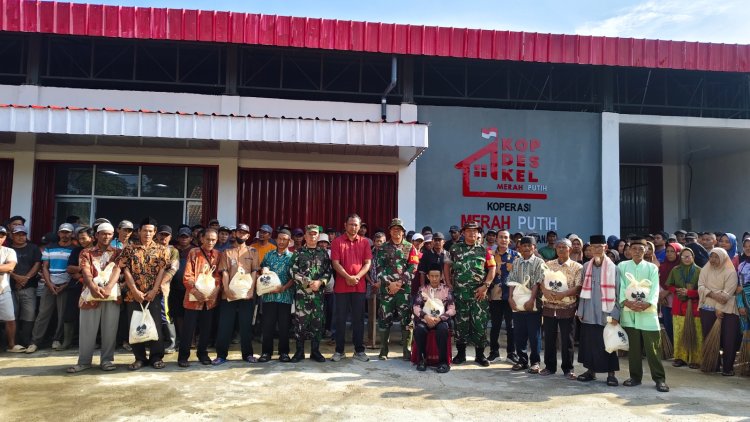 KODIM 0427/WAY KANAN ADAKAN KEGIATAN GERAKAN INDONESIA ASRI DI KAMPUNG UMPU KENCANA, DISERTAI PENYALURAN BANTUAN SOSIAL