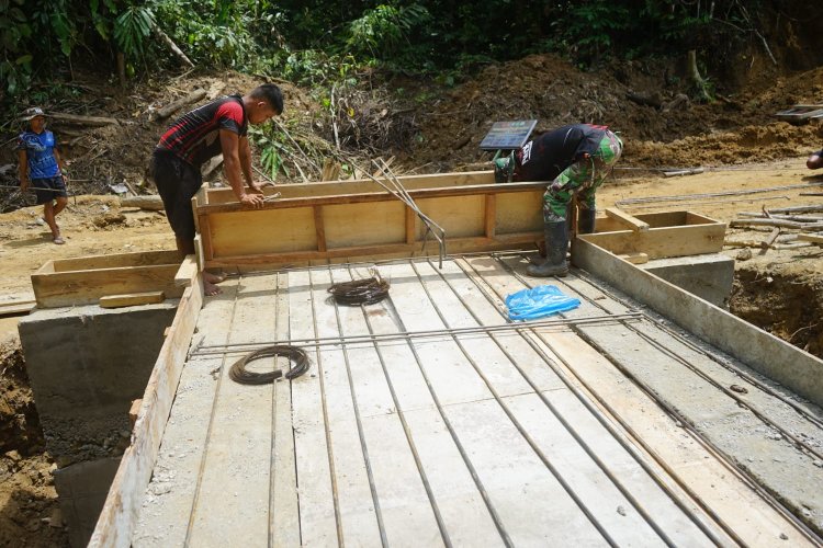 Gotong Royong Satgas TMMD Ke-128 dan Warga Percepat Pembangunan Jembatan Plat Beton