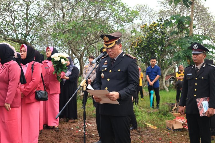 Polda Lampung Berduka : Kapolda Hadiri Upacara Pemakaman Bripka Anumerta Arya Supena yang Gugur Dalam Tugas