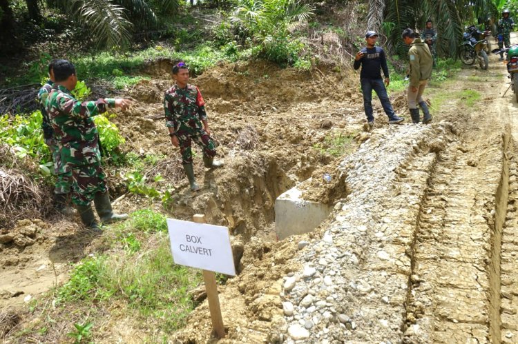 DanSatgas TMMD Aceh Tamiang Tinjau Hasil Pemasangan Box Culvert Di Lokasi Pembangunan