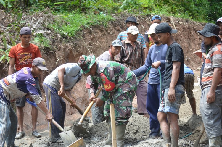 PENUH SEMANGAT KEBERSAMAAN, PENGECORAN JEMBATAN GARUDA AIR RINGKIH DILAKSANAKAN BERSAMA MASYARAKAT
