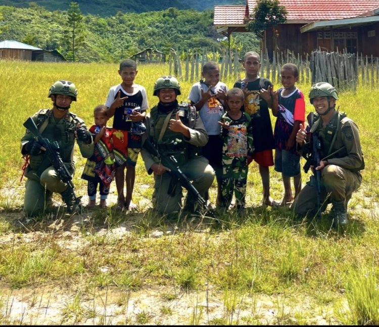 Jalin Keakraban dengan Warga, Satgas Ops Damai Cartenz Gelar Patroli Dialogis di Serambakon
